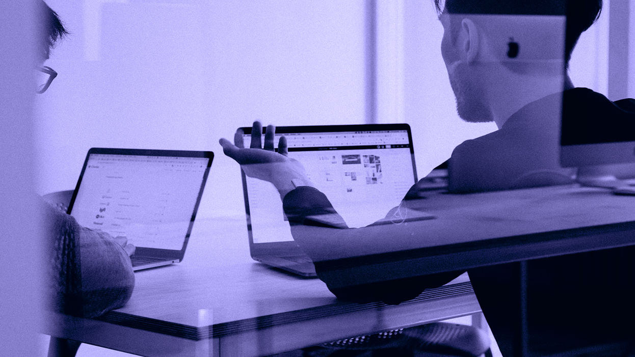 회의 중 노트북을 보며 논의하는 팀원들